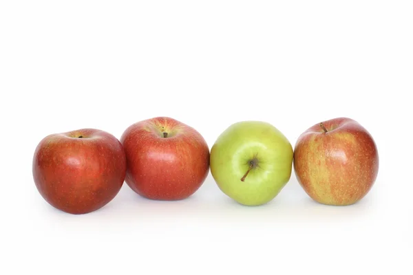 Jablka v řadě — Stock fotografie