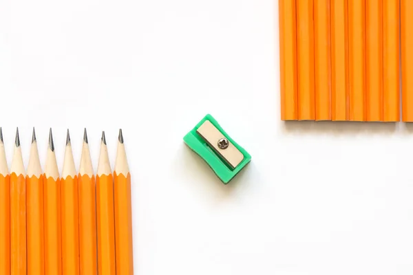 Kalemler ve kalemtıraş — Stok fotoğraf