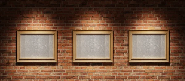 Tres imágenes en una pared de ladrillo — Foto de Stock