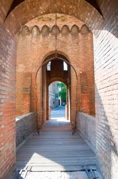 Ponte Bascule nel castello di Ferrara Foto Stock Royalty Free