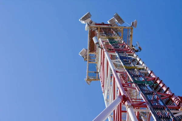 Kommunikation mast - stål torn Royaltyfria Stockbilder