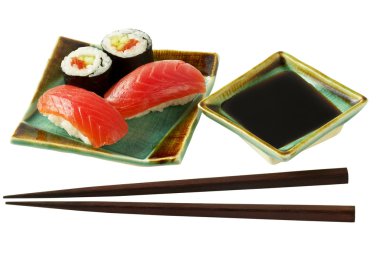 Sushi en roll met zalm geïsoleerde ove