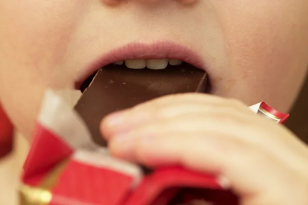 Suklaan syöminen — kuvapankkivalokuva