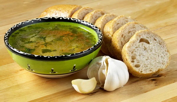 Суп, хлеб и чеснок — стоковое фото