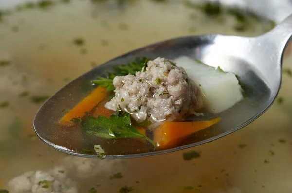 配肉丸和蔬菜的汤 — 图库照片