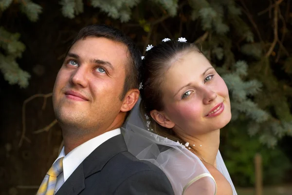 Szczęśliwa para weselna — Zdjęcie stockowe