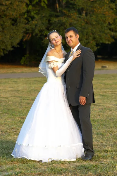 Felice coppia di nozze — Foto Stock
