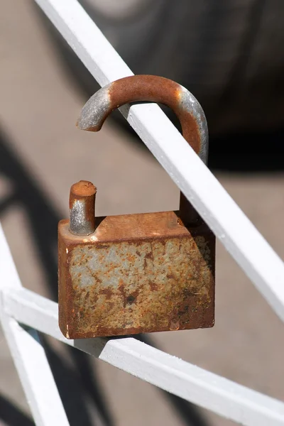 Cerradura oxidada rota — Foto de Stock