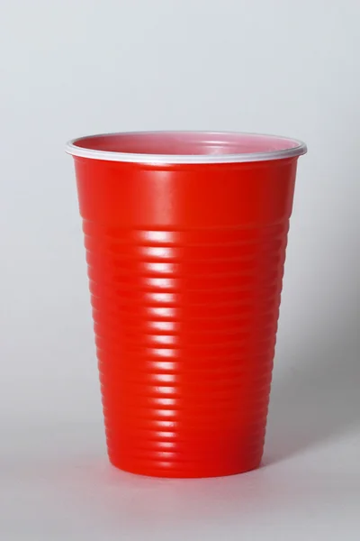 Copo de plástico vermelho — Fotografia de Stock