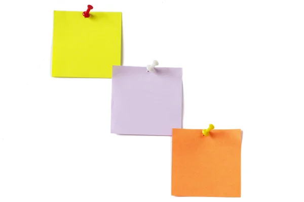 Τρεις χρωματιστές σημειώσεις με ώθηση-καρφίτσες εγγράφου — Φωτογραφία Αρχείου