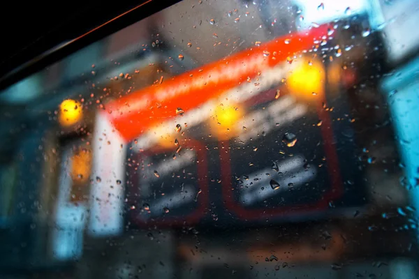 Окно автомобиля под дождём — стоковое фото