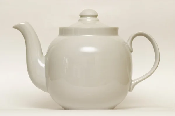 Panela de chá de faiança vitrificada branca — Fotografia de Stock