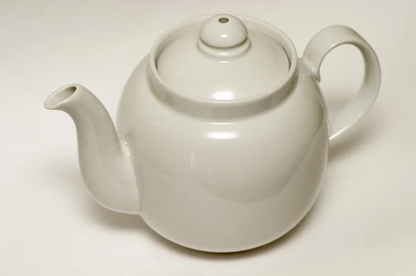 Panela de chá de faiança vitrificada branca — Fotografia de Stock