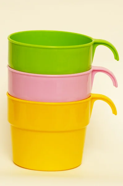 Три кольорові пластикові чашки — стокове фото