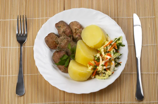 Συκώτι, πατάτες και σαλάτα — Φωτογραφία Αρχείου