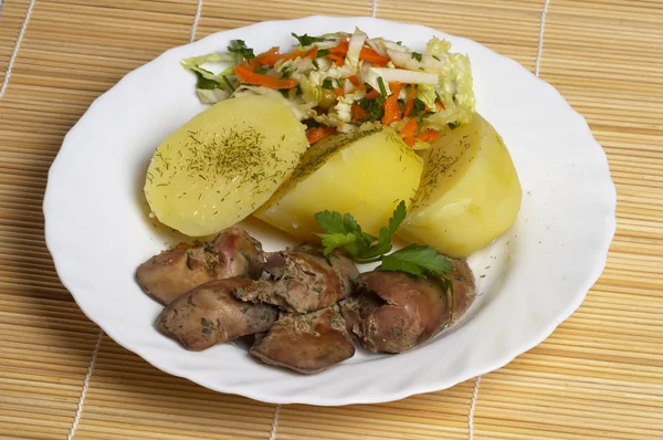 Karaciğer, patates ve salata — Stok fotoğraf