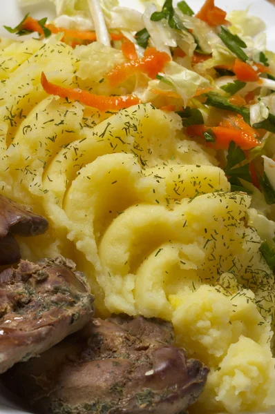 Leber, Kartoffeln und Salat — Stockfoto