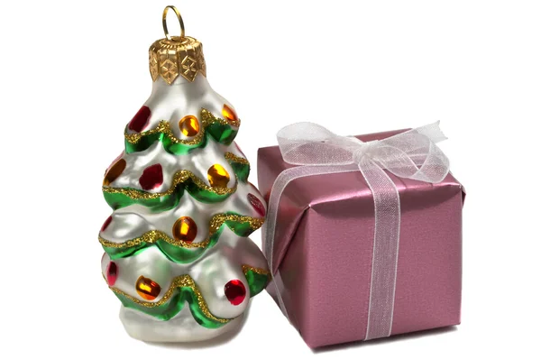 Caja de regalo y un feliz árbol de Año Nuevo de — Foto de Stock