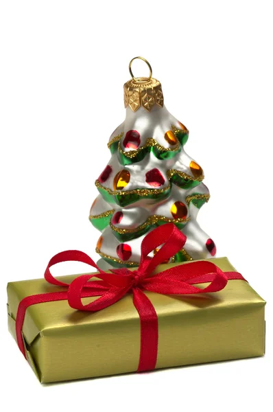 Caja de regalo y un feliz árbol de Año Nuevo de — Foto de Stock
