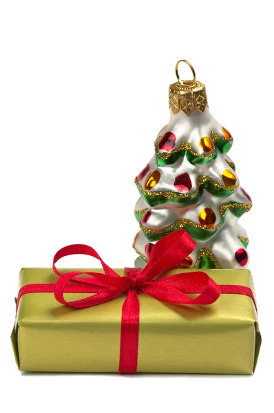 Подарочная коробка и новогодняя елка — стоковое фото