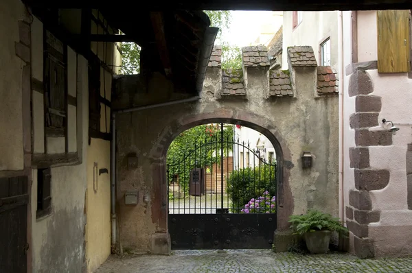 Riquewihr gate and house fragment — Stock Photo, Image