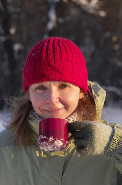 Beber un té caliente —  Fotos de Stock