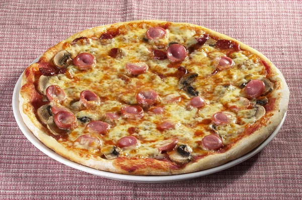 Celá pizza — Stock fotografie