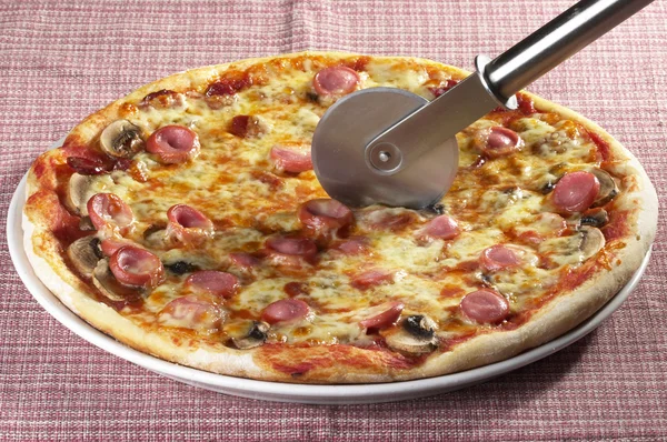 Pizza intera con un coltello — Foto Stock