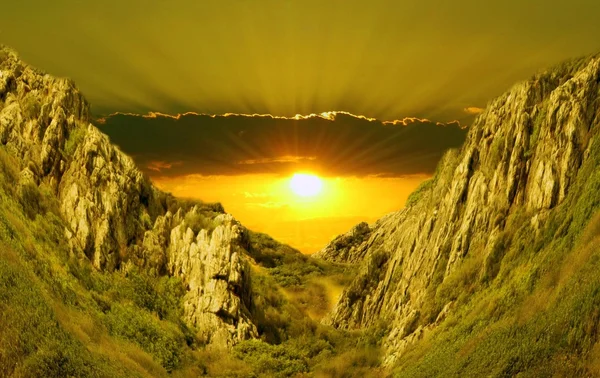 Yeşil Tepelere Karşı Güzel Gün Batımı — Stok fotoğraf