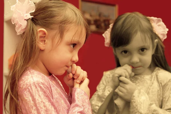 Маленька дівчинка перед дзеркалом — стокове фото