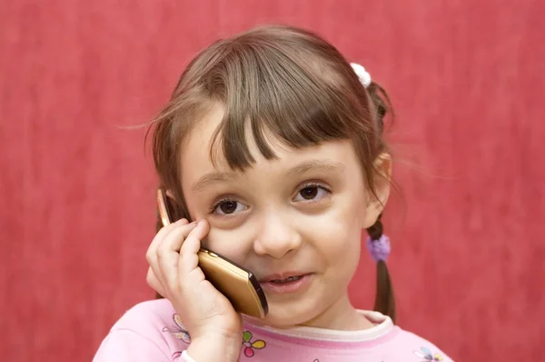 Het meisje spreekt via de telefoon — Stockfoto
