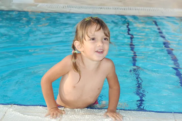 Spel in zwembad — Stockfoto