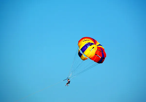Человек летит на парашют — стоковое фото