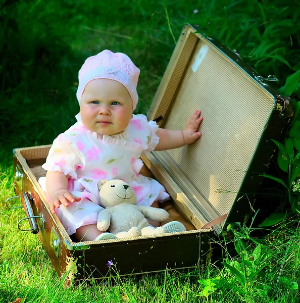 Маленькая девочка в чемодане — стоковое фото
