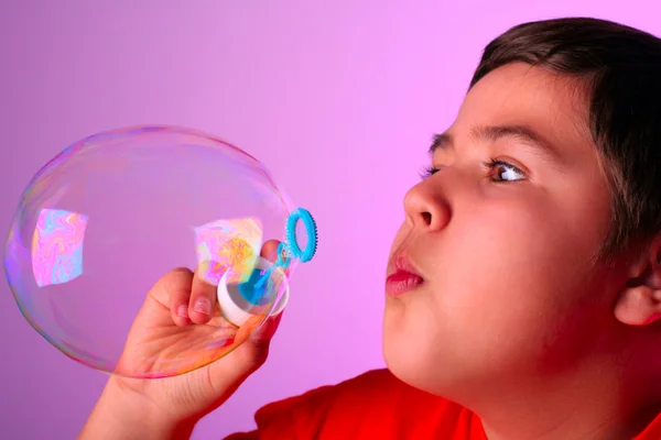年轻的男孩吹肥皂泡泡 — 图库照片