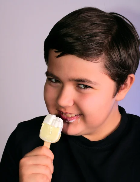 Ребенок ест вкусное мороженое — стоковое фото