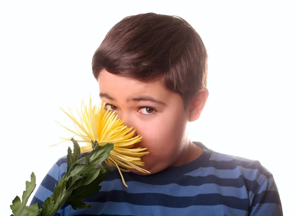 Pojke och blomma — Stockfoto