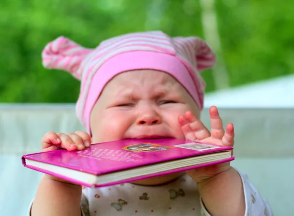 Bebé comiendo libro — Foto de Stock