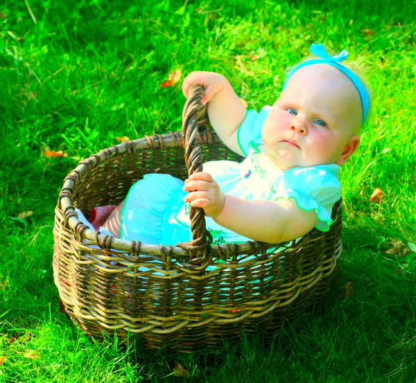 Meisje van de baby in de mand — Stockfoto