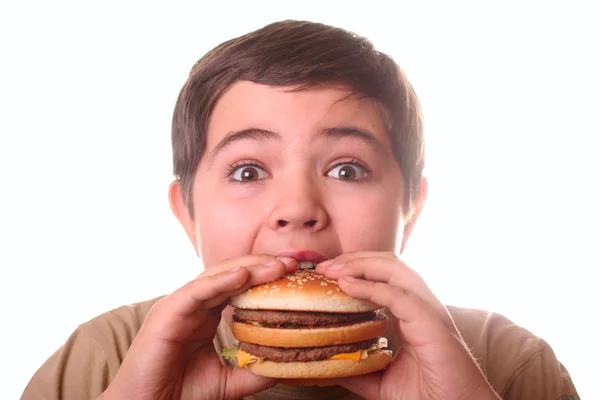 Ung pojke äta hamburgare — Stockfoto