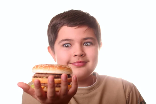 Giovane ragazzo mangiare hamburger — Foto Stock