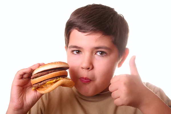 Jonge jongen hamburger eten — Stockfoto
