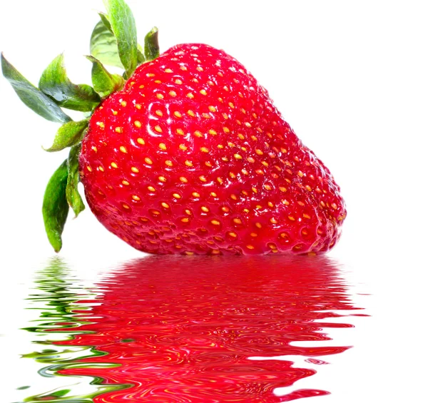 Erdbeere im Wasser — Stockfoto