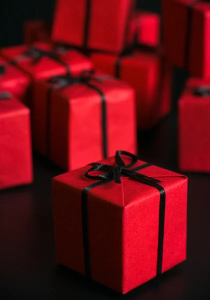 Viele rote Geschenkboxen — Stockfoto