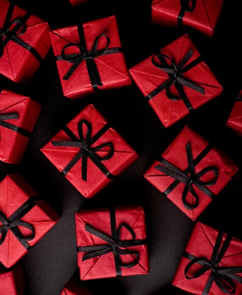 Scatole regalo rosse su nero — Foto Stock