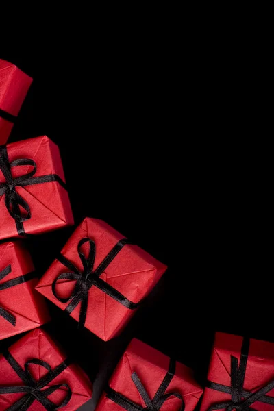 Rote Geschenkboxen auf schwarz — Stockfoto