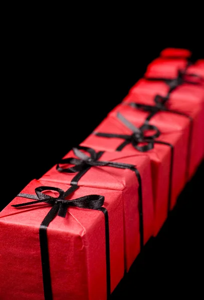 Siyah üzerine kırmızı hediye kutuları — Stok fotoğraf