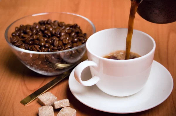 Tasse Kaffee, Zucker und Bohnen — Stockfoto