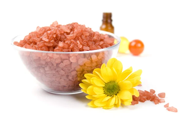 Koupelová sůl, olej koule v misce a květi — Stock fotografie