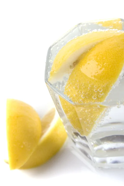 Água com gás e fatias de limão — Fotografia de Stock